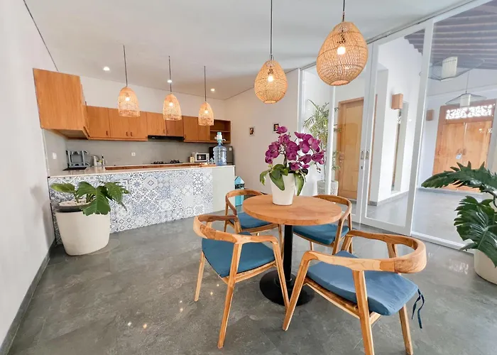 Apple & 4* Seminyak (Bali)